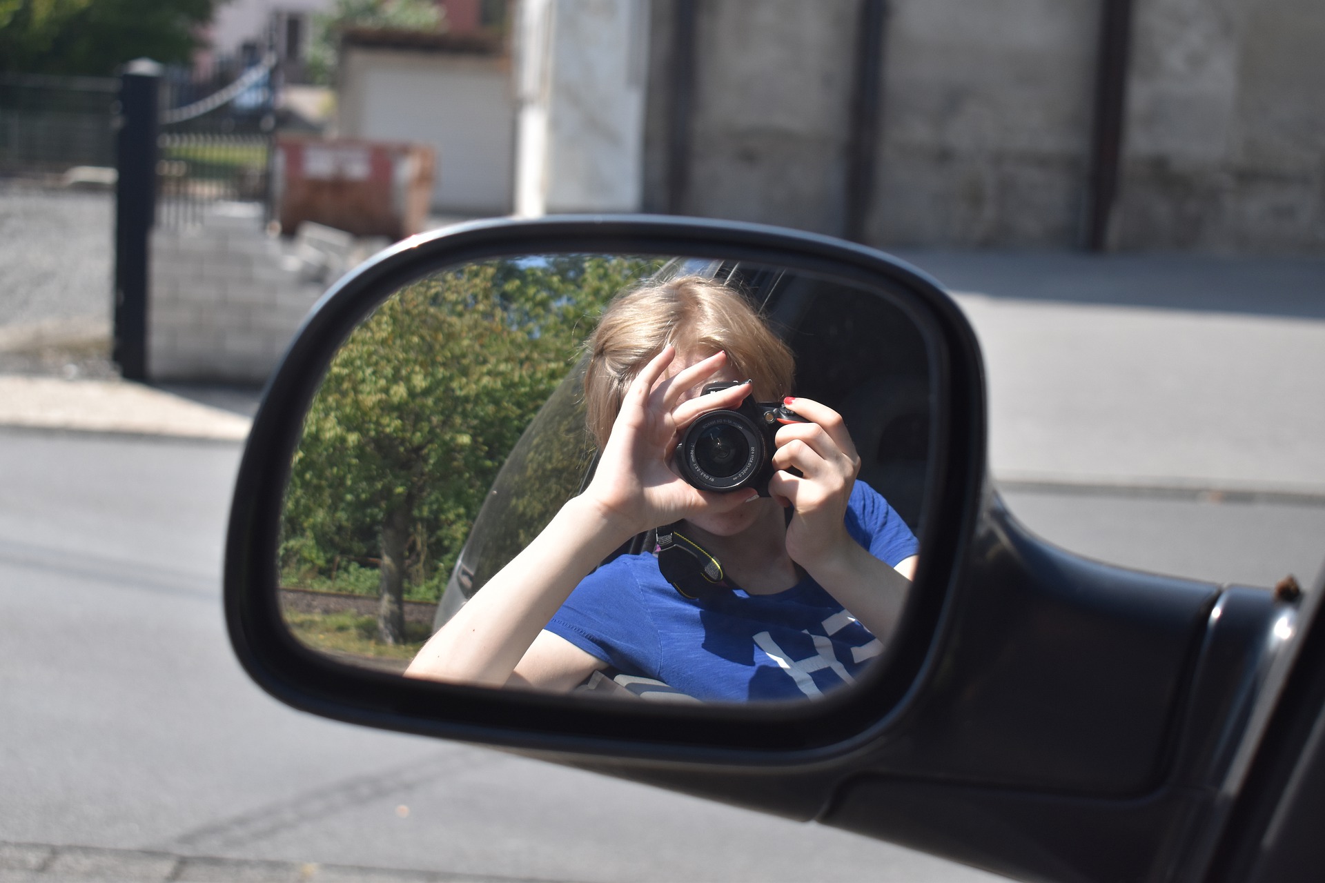 Селфи в боковое зеркало машины